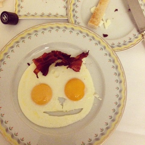 Кара Делевінь і бекон