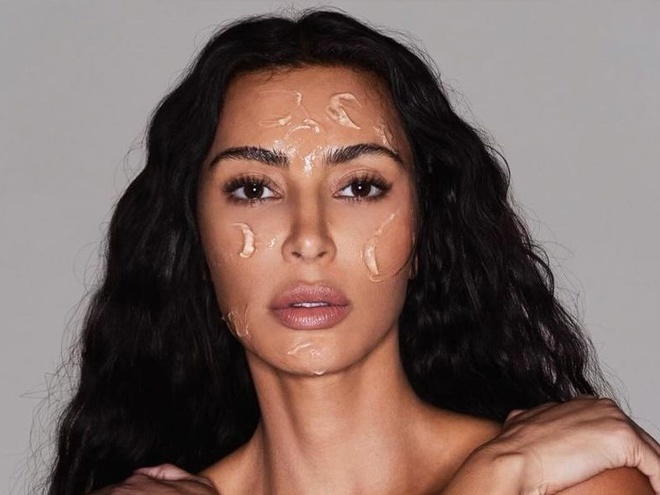 Кім Кардаш'ян розлютила підписників фото в крихітному блискучому бюстгальтері