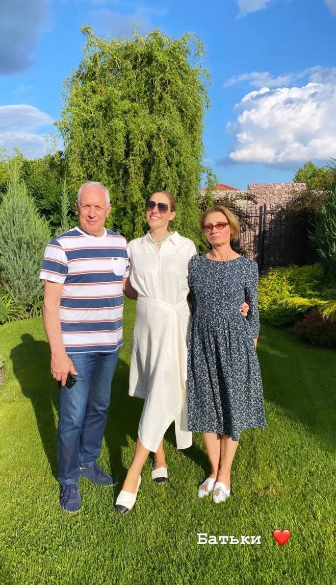 Катя Осадчая с родителями