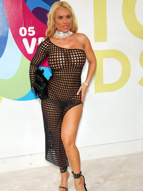 То ли в платье, то ли без..