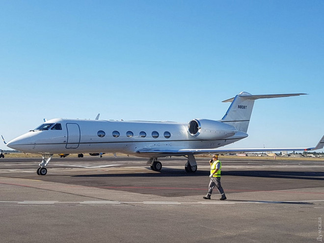 Приватний літак Тома Круза, на якому він прилетів в Одесу