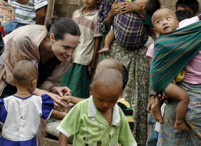 Анджелина Джоли посетила Мьянму