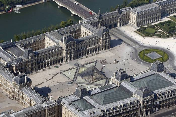 Пирамида Лувра