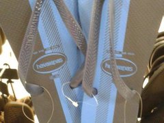 Сине-черные или бело-золотые: шлепанцы неопределенного цвета "взорвали" Интернет