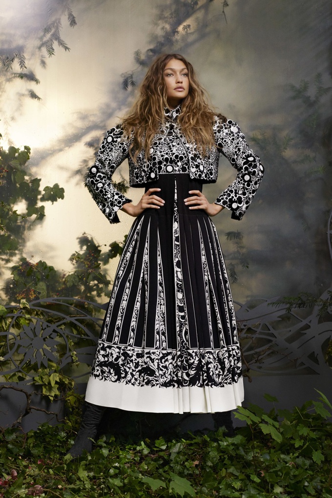 Джиджи Хадид в образе феи на обложке Harper’s Bazaar’s
