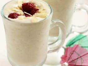 Молочный коктейль с мороженым Молочный коктейль с мороженым