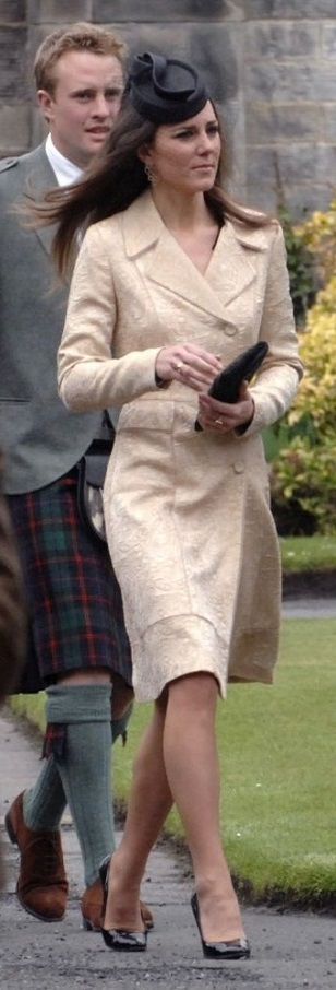 Кейт Миддлтон в одинаковом платье-пальто: 2010