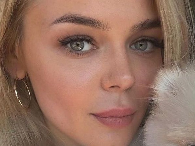 Аліна Гросу із сумним виглядом і декольте підігріла інтерес до нової пісні