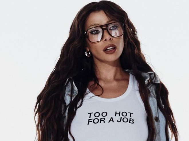 Неплях влаштувала пікантний фотосет у бікіні та короні з нагоди 31-річчя