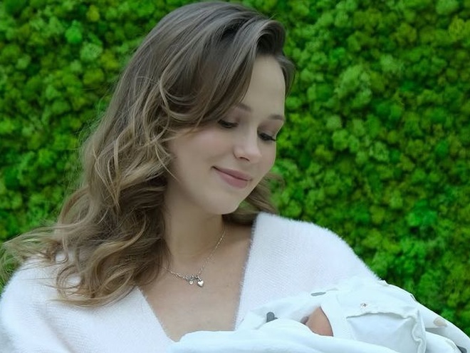 Кошмал повернулася до роботи через півтора тижні після пологів — фото