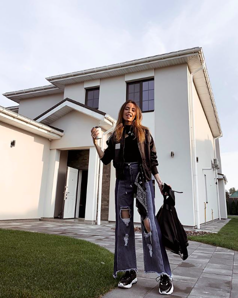 Надя Дорофеева на фоне своего нового дома