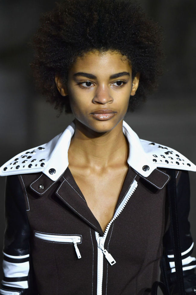 Вечірні зачіски 2017: дрібно накручене волосся