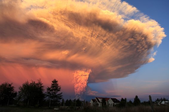 Страшно красиво: извержение вулкана Кальбуко в Чили