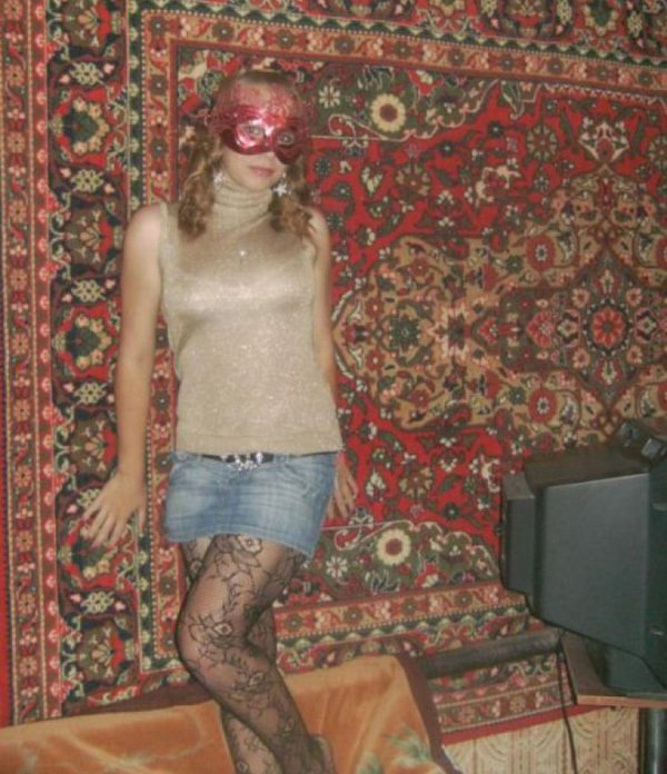 Эротика на фоне ковра