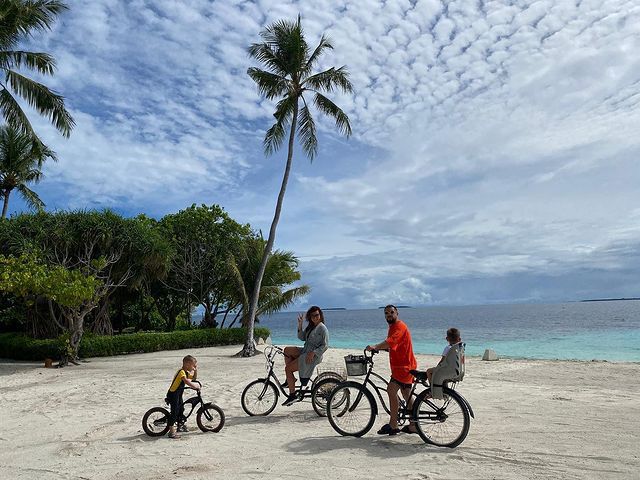 MONATIK с женой и двумя сыновьями