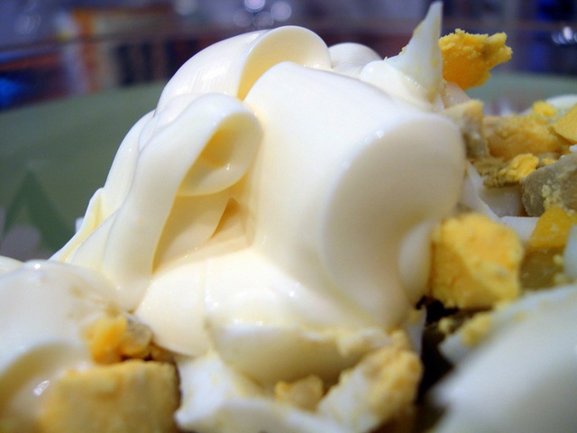 Салат с тунцом, кукурузой и горошком