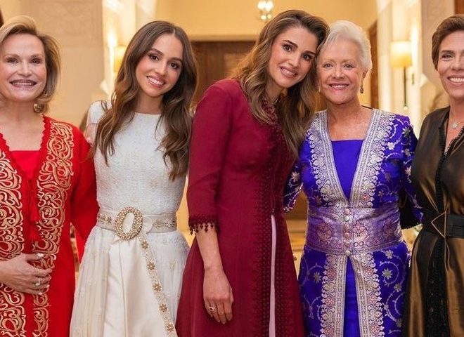 Королева Ранія показала фото з дівич-вечора старшої дочки