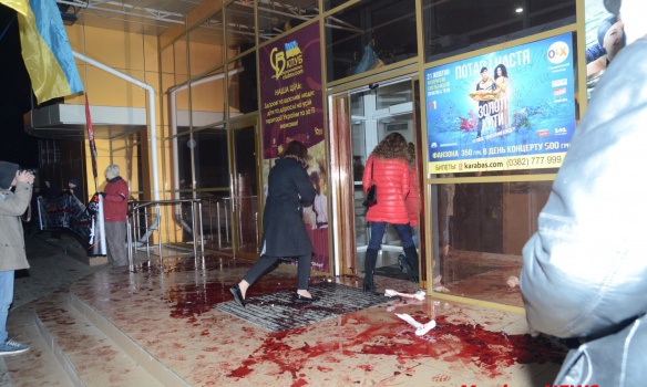 Официально: в Хмельницком протестующие сорвали концерт Потапа и Насти