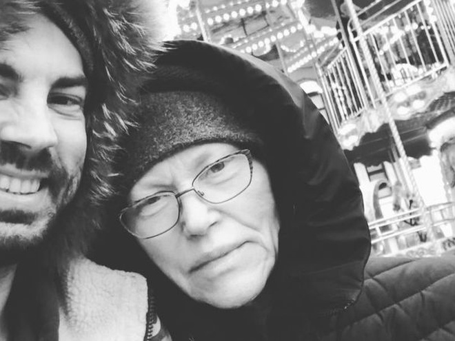 Андрій Бєдняков вшанував пам'ять мами у річницю її смерті