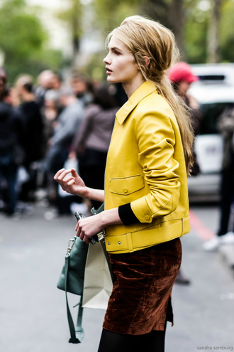 Street style образи з модним кольором весни 2016