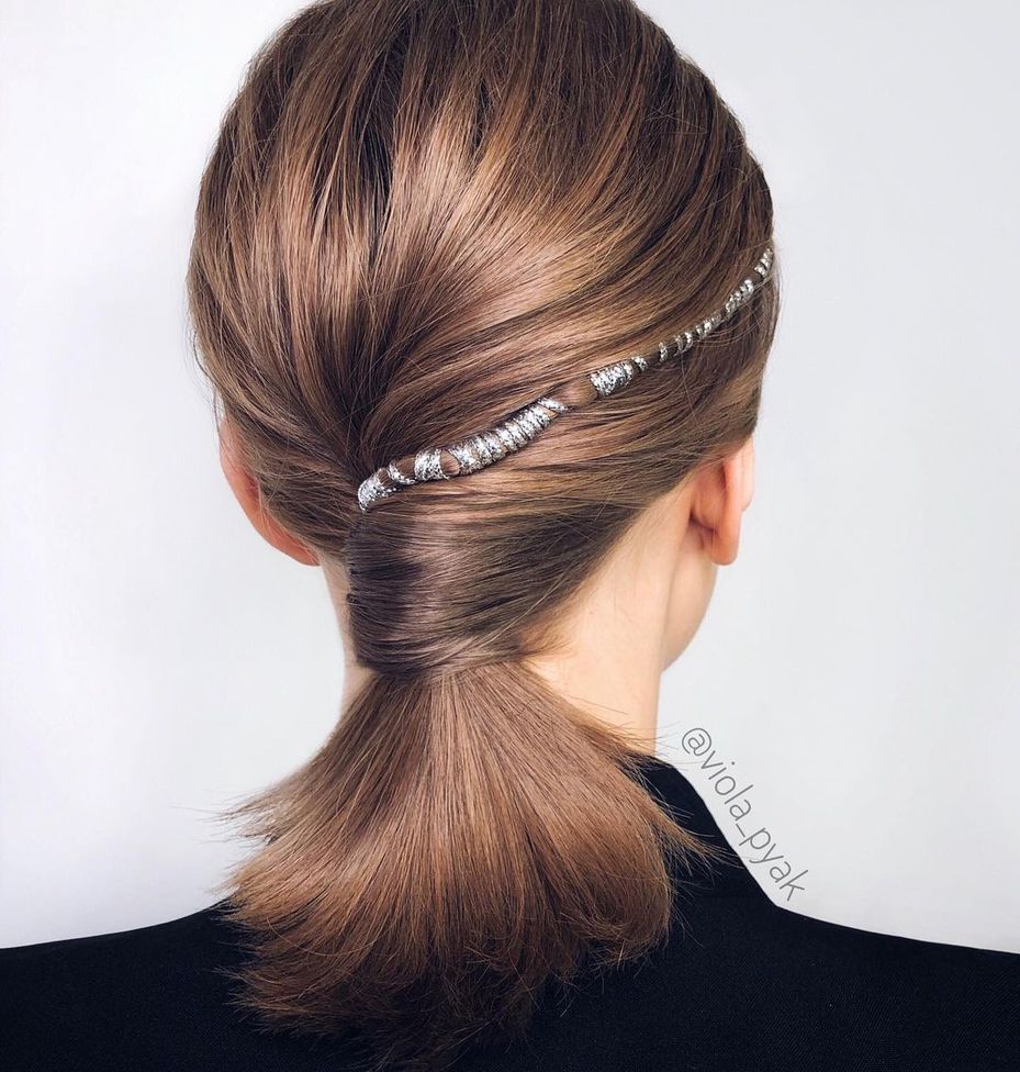 Хвост с акцентной деталью — прическа на Новый год 2021