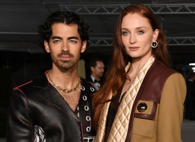 Зірка «Гри престолів» Софі Тернер у день народження чоловіка запостила їхнє спільне фото в однакових піжамах