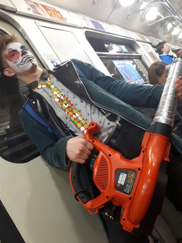 Модники в метро