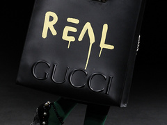 Gucci випустили сумку-пакет