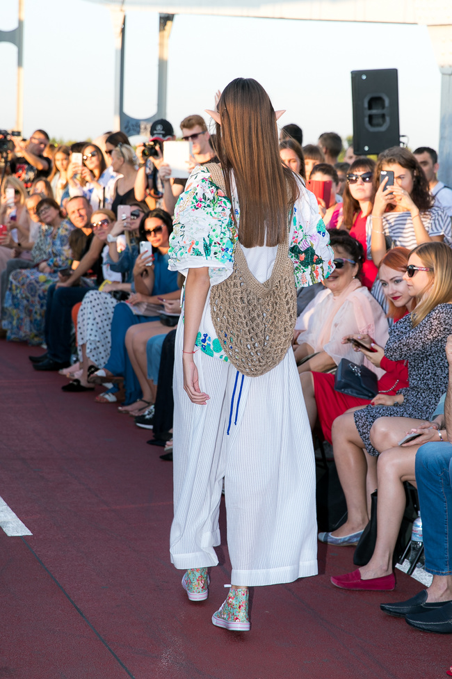 Fashion Show SEREBROVA SS20 на Пешеходном мосту через Днепр: фотоотчёт