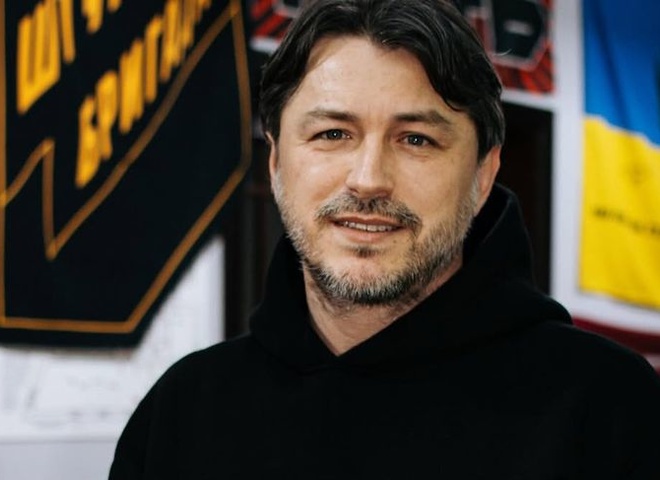 Притула показав дитяче фото з братом та привітав маму з ювілеєм