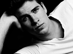 Лиам Хемсворт