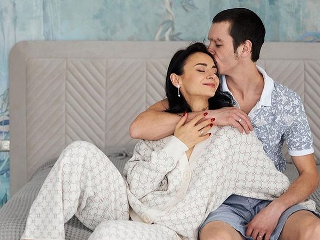 15 років разом: Гвоздьова показала, який вигляд мала на початку стосунків із чоловіком