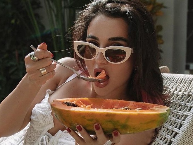 Трінчер показала, як у мереживній білизні ласувала папаєю на шезлонгу