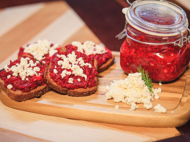 Свекольная икра с козьим сыром 
