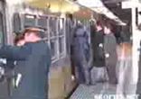 Как японцев утрамбовывают в вагоны метро
