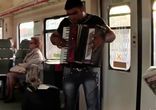 Гармонист в электричке в Барселоне - Der Harmonikaspieler in der Voror