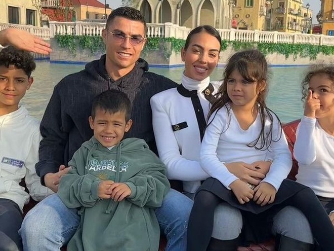 Джорджина Родрігес та Кріштіану Роналду показали фото зі святкування 6-річчя дітей-близнят