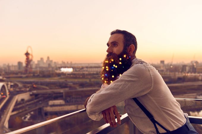 Очень мужественно: мужчины украшают бороду новогодними гирляндами 