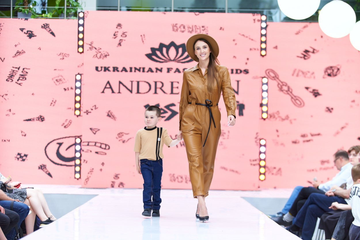 Показ коллекции YES by Andre TAN