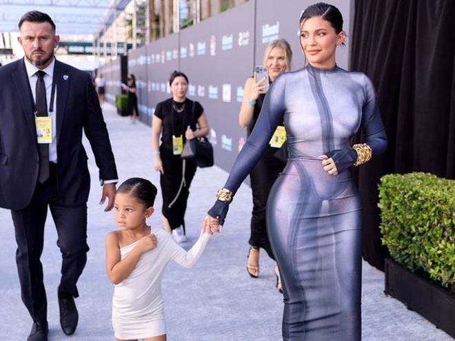 Кайлі Дженнер показала, як привітала доньку Стормі з першим ювілеєм