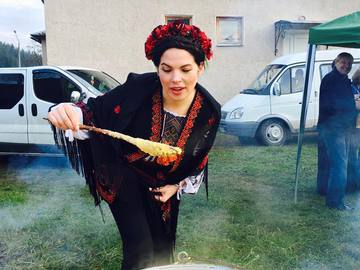 Знаменитости в дороге: как Влада Литовченко варила в Татарове банош