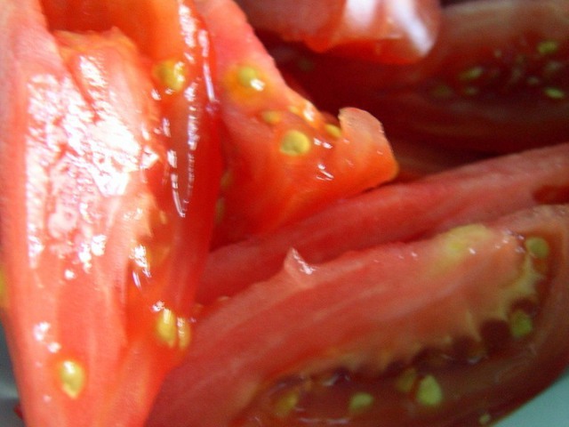 Салат из помидоров с брынзой и оливками