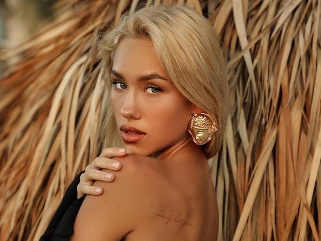 Даша Квіткова показала, як у бікіні розслабляється в гарячих джерелах Ісландії