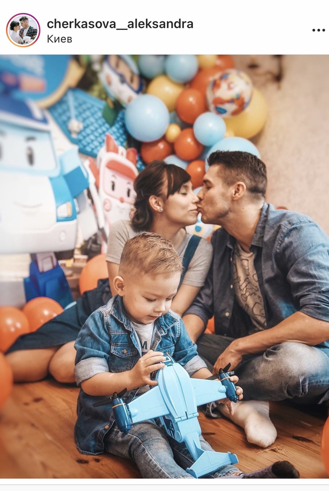 Дмитрий Черкасов с женой Александрой и сыном