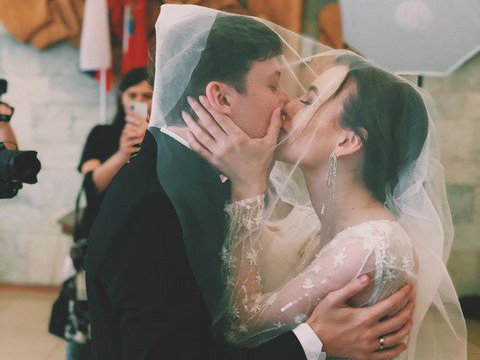 Победитель "Х-фактора" женился: кто стал избранницей музыканта