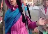 Голая девушка устроила непристойное шоу