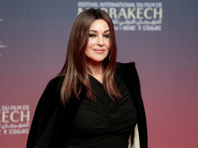 Беллуччі засвітилася на публіці у прозорій сукні та з новим кольором волосся