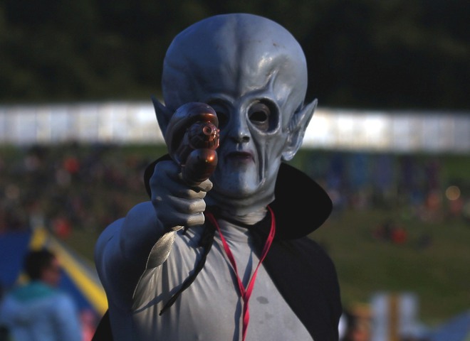 Человек в костюме инопланетянина