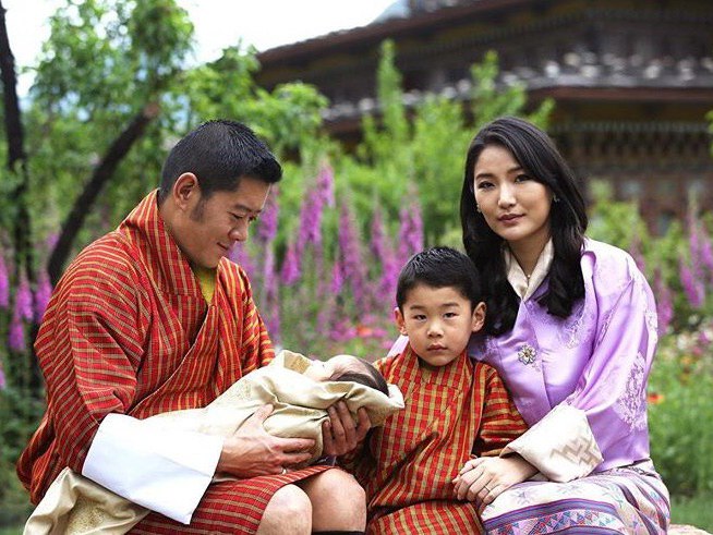 Король Бутану Джігме Кхесар Вангчук і королева Джецун з синами