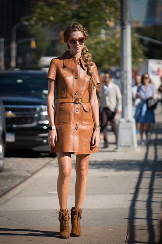 Кожаные платья: street style